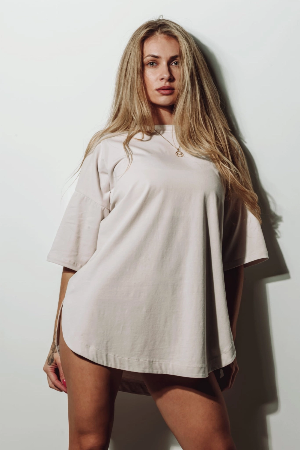 LUŹNY T-SHIRT OVERSIZE BARE - GLACIER GRAY