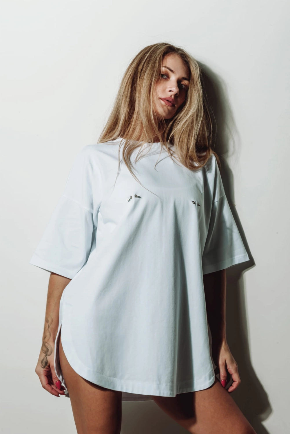 T-Shirt oversize PIERCED by MN z kolczykami  - WHITE