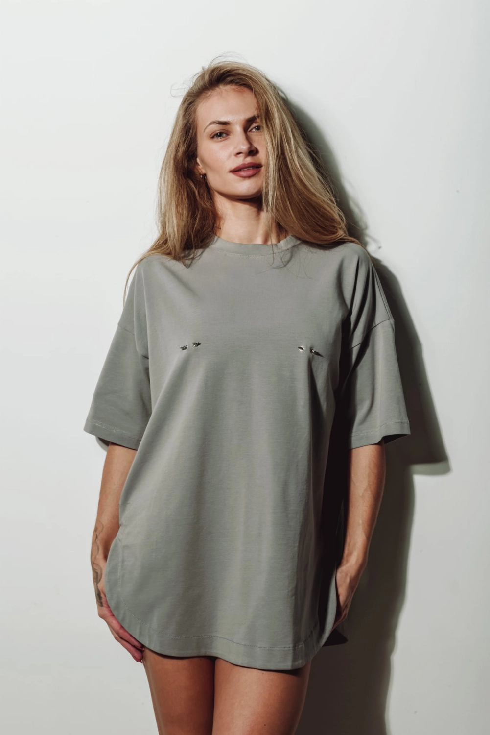T-Shirt oversize PIERCED by MN z kolczykami  - ASH GRAY