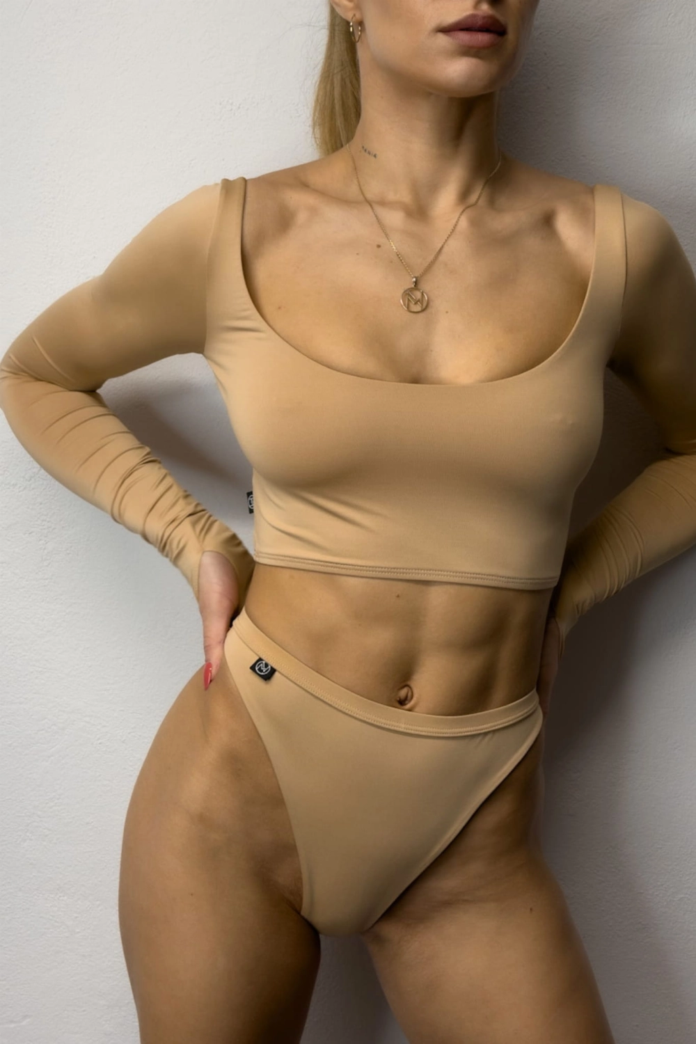 CROP TOP Z GŁĘBOKIM DEKOLTEM PURE CONTOUR - CAMEL